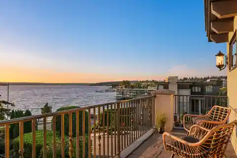 The Best of Lakeside Living
