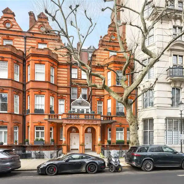 BEAUTIFUL GARDEN FLAT