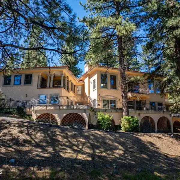 PRIVATE VERDI ESTATE WITH 7-CAR GARAGE