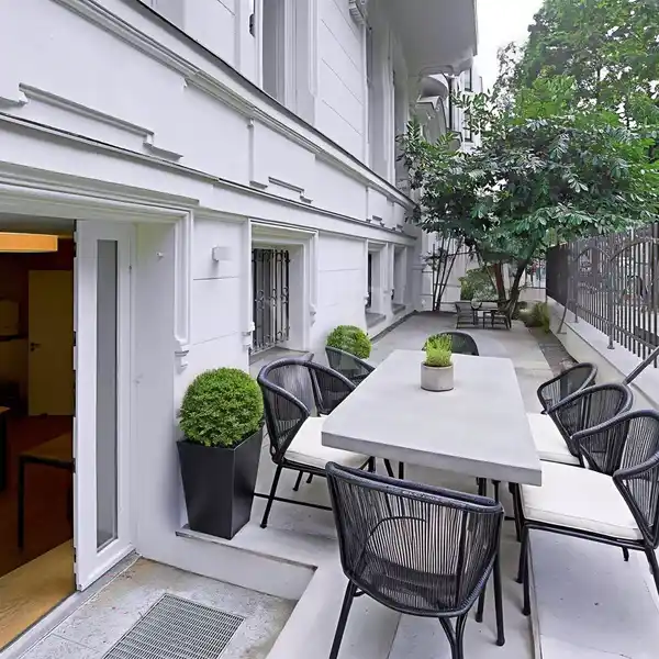 ELEGANT LIVING IN AN HISTORIC BUILDING