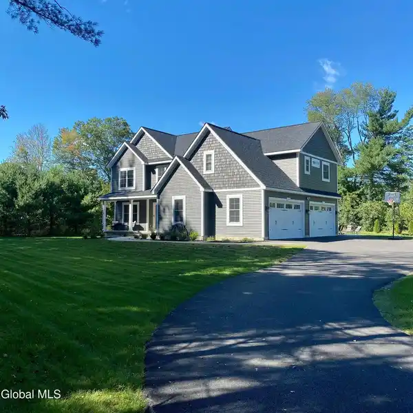 LAST PROPERTY AVAILABLE IN A SOUGHT-AFTER NEIGHBORHOOD