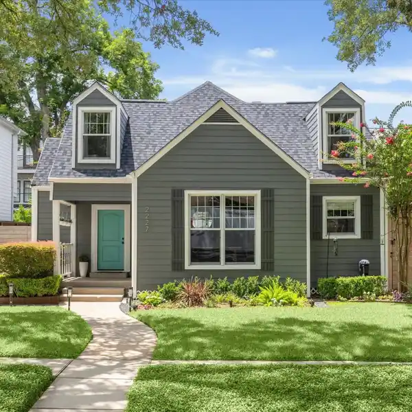 BEAUTIFULLY RENOVATED BOULEVARD OAKS HOME