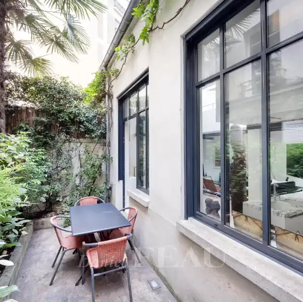 ARCHITECT-DESIGNED LOFT WITH TERRACE AND TIMELESS SERENITY