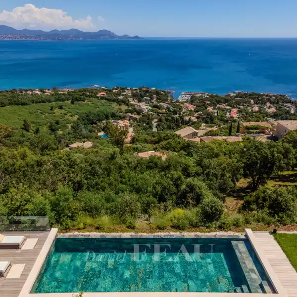 PEACEFUL ARCHITECT-DESIGNED PROPERTY WITH A SEA VIEW