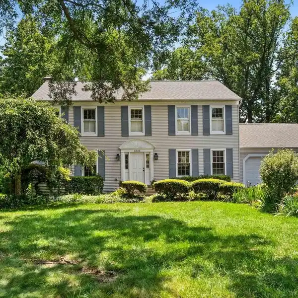 ELEGANT AND CHARMING RESIDENCE IN FAIRFAX