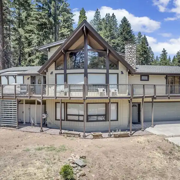TOWERING LINDAL CEDAR CUSTOM HOME