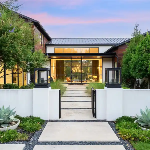 ONE-OF-A-KIND RETREAT IN THE HEART OF DALLAS