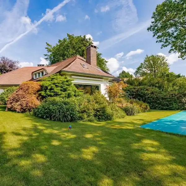 ELEGANT FOUR-FAçADE VILLA