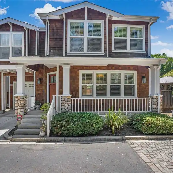 BEAUTIFUL HOME FULL OF UPGRADES