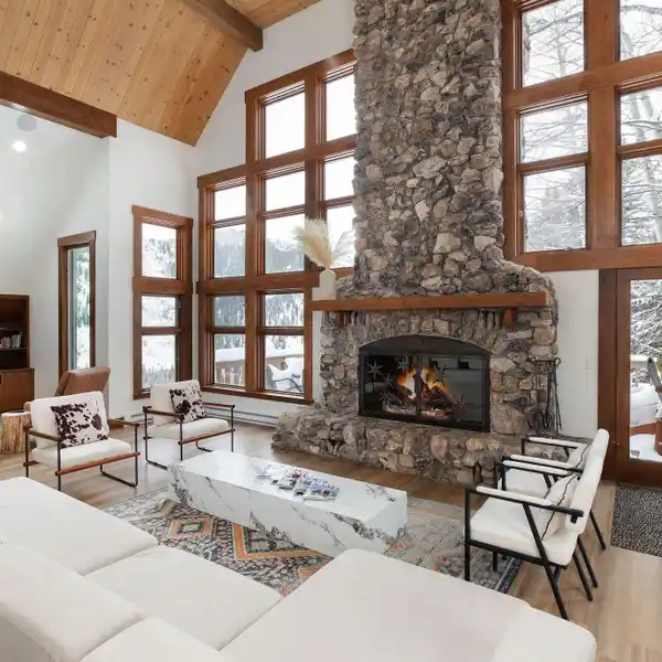 MOUNTAIN RETREAT WITH MODERN ELEGANCE