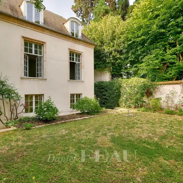 CHARMING RESIDENCE OVERLOOKING LANDSCAPED PRIVATE GARDEN