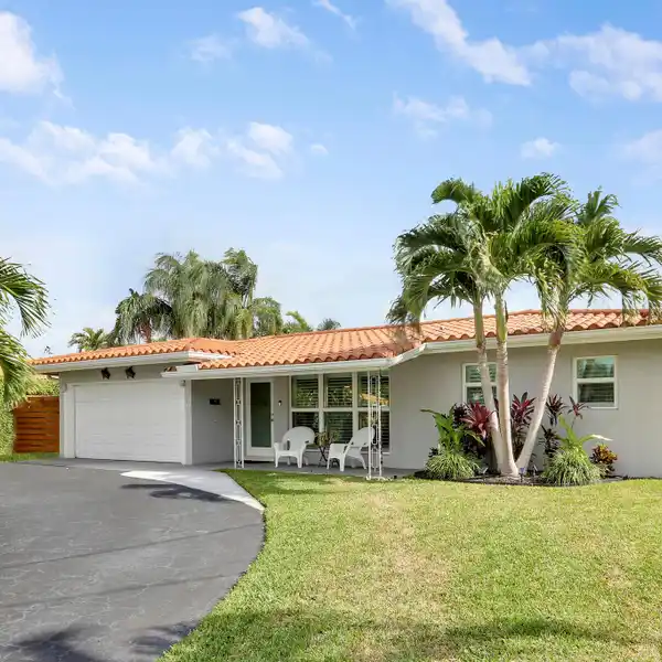EXCEPTIONAL WATERFRONT RETREAT IN GARDEN ISLES