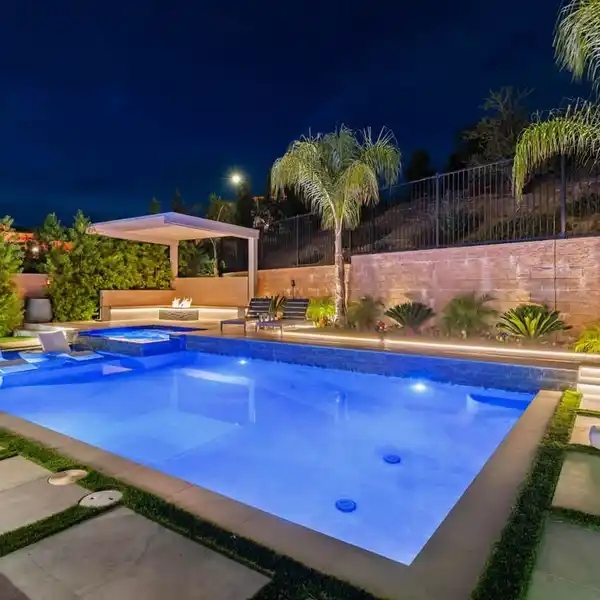 IMPECCABLE HOME LIVES LIKE A MODERN RESORT