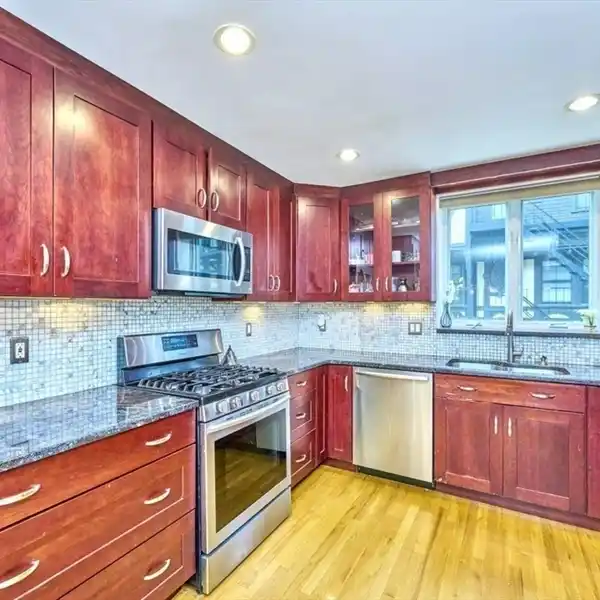 CORNER UNIT IN THE COMMONWEALTH HOUSE