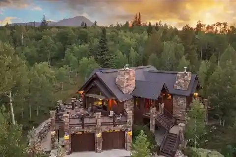 Luxurious and Functional Mountain Living