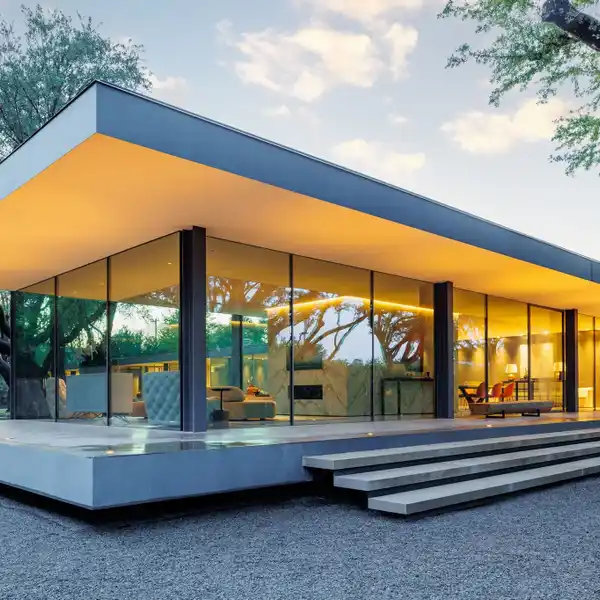 MODERN MASTERPIECE INSPIRED BY THE FARNSWORTH HOUSE