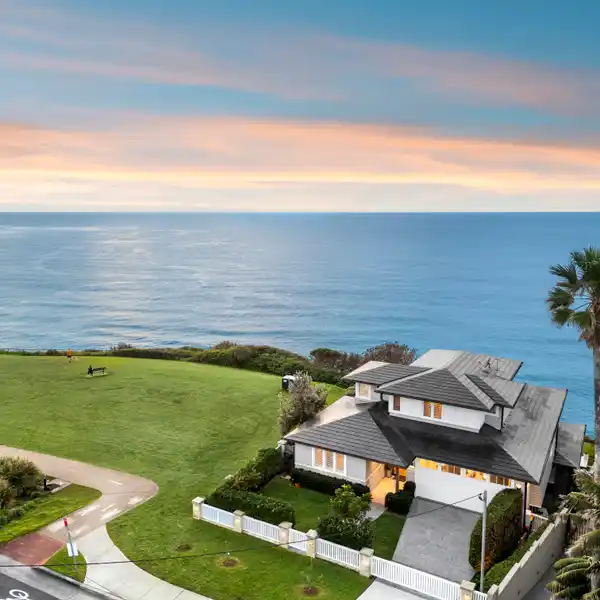 BESPOKE BEACHSIDE RESIDENCE