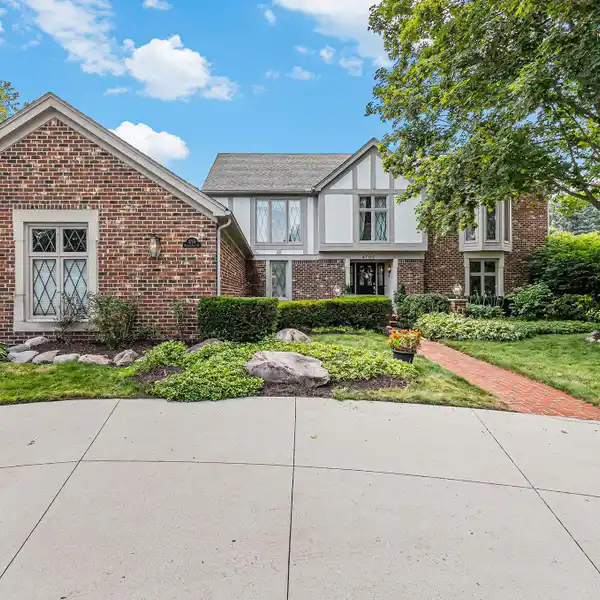 EXCEPTIONAL COLONIAL IN PRESTIGIOUS OAK RIVER