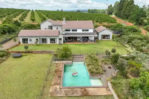 Spacious Family Retreat on Lake Longmere