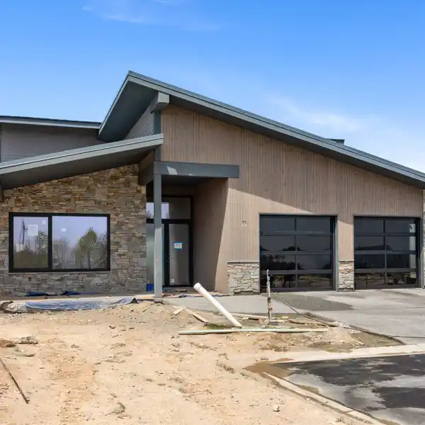 LUXURY LIVING AN AN EXCLUSIVE MOUNTAINTOP ENCLAVE