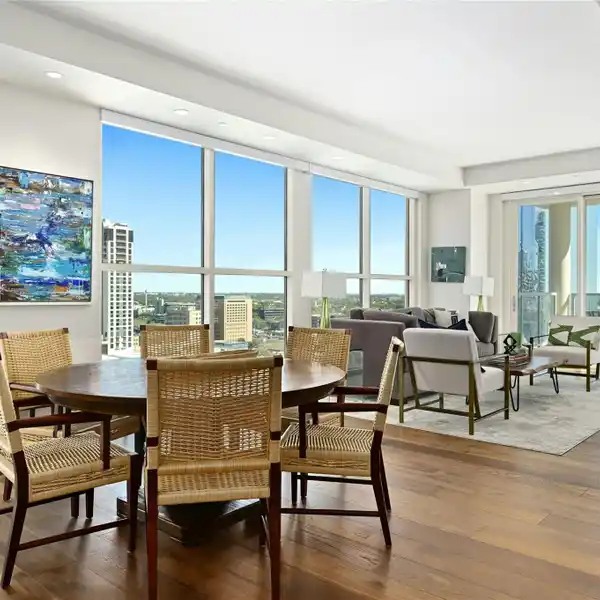 EXTRAORDINARY RESIDENCE ABOVE DOWNTOWN AUSTIN