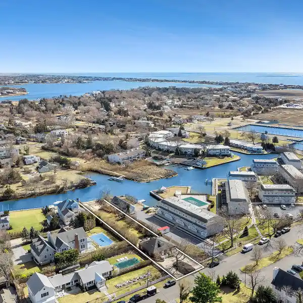 PICTURESQUE WATERFRONT RETREAT