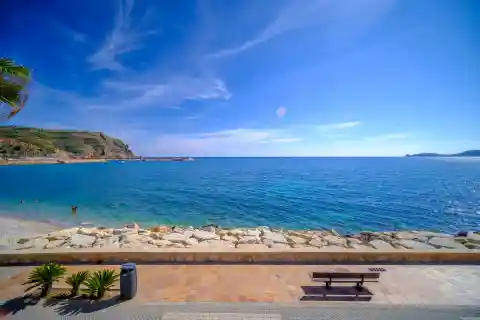 Front Line Home with Fantastic Bay Views