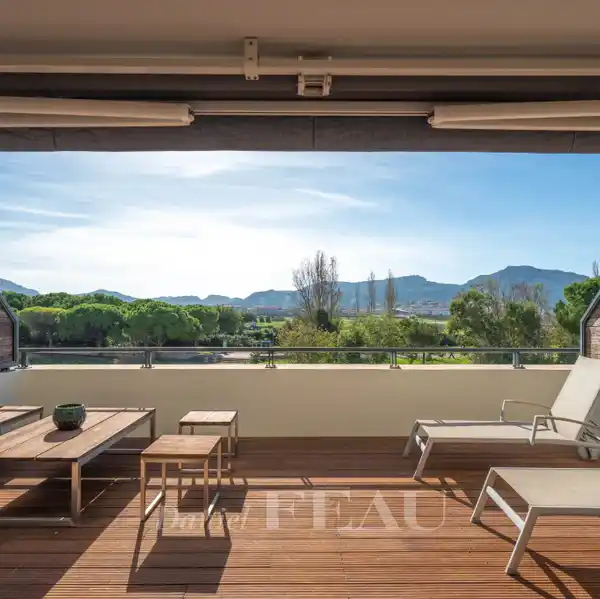 STYLISH RESIDENCE WITH PRIVATE TERRACES