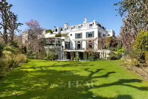 Magnificent Residence in Villa Montmorency