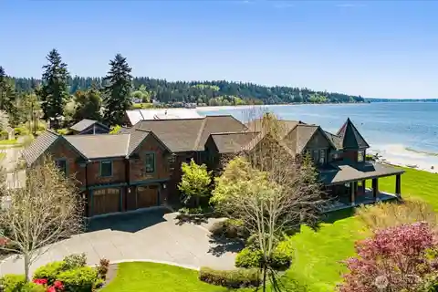Exceptional Waterfront Estate on Mutiny Bay
