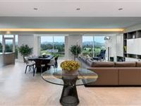 LIGHT-FILLED RESIDENCE