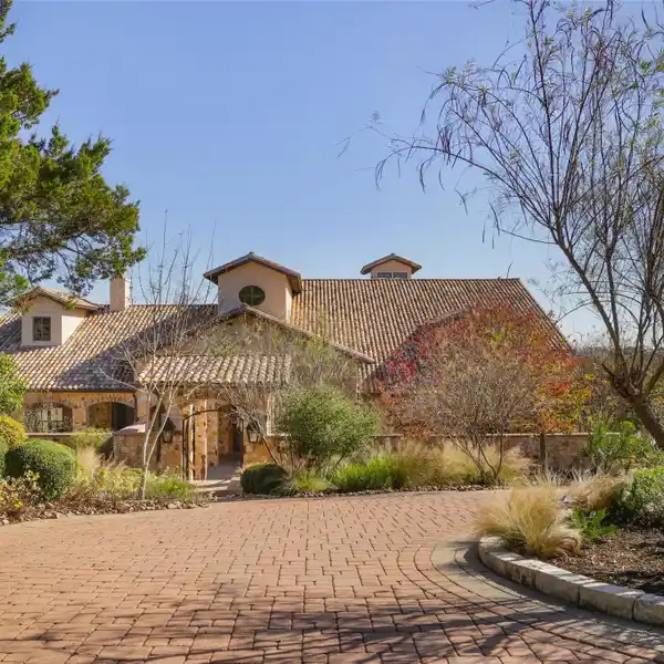 TIMELESS SOPHISTICATION WITH MODERN COMFORT ON NEARLY THREE ACRES