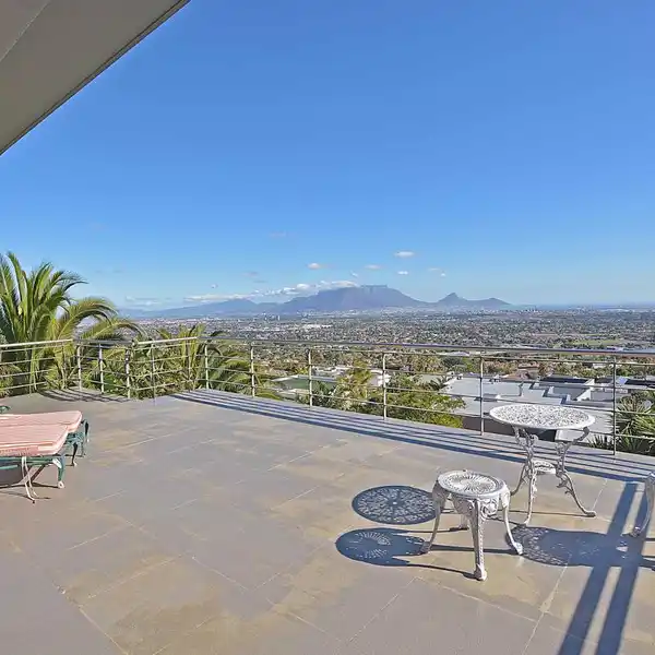 EXQUISITE HOME WITH GREAT VIEWS