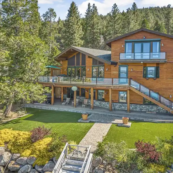 MOUNTAIN LUXURY MEETS LAKESIDE SERENITY