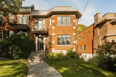 Grand Residence with Timeless Architectural Elegance