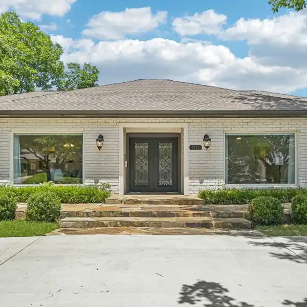 STUNNING ONE-STORY HOME BEAUTIFULLY UPDATED