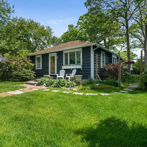 CHARMING BUNGALOW WITH COZY CABANA