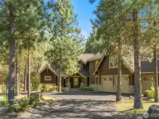 Four-Season Golf Course Retreat
