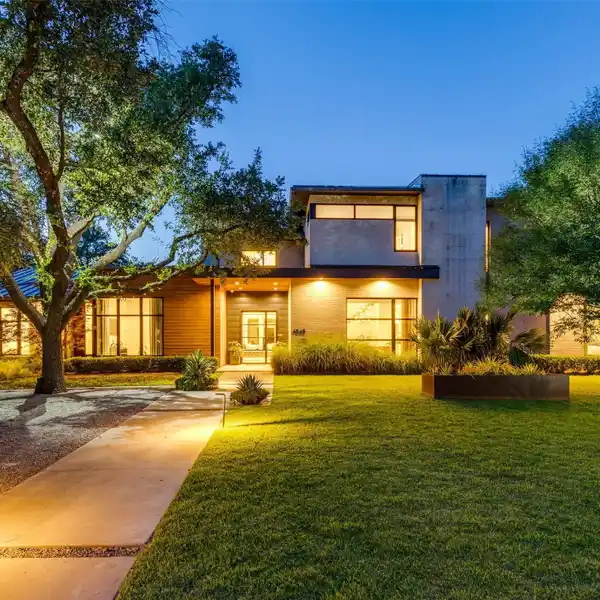 STRIKING TRANSITIONAL HOME