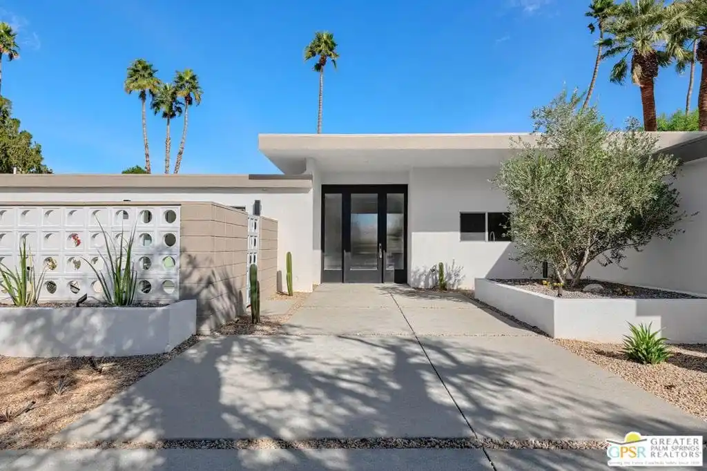 Beautifully Updated Mid-century Modern Home in South Palm Springs