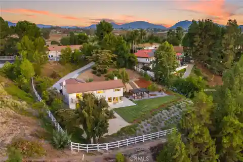 Beautifully Remodeled Meadowview Retreat with Owned Solar