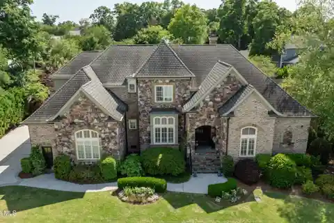 Luxury and Privacy in a Prime Location