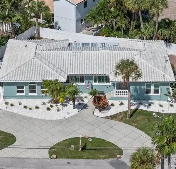 BEAUTIFULLY UPDATED RESIDENCE IN EXCLUSIVE CARLOUEL