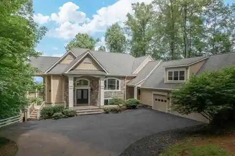 Exquisite Residence with Sweeping Views