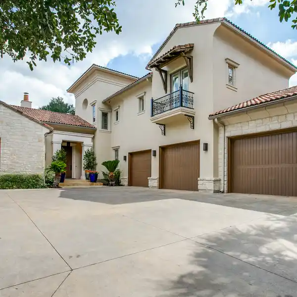 MAGNIFICENT MEDITERRANEAN IN HIGHLY-DESIRABLE LOCALE