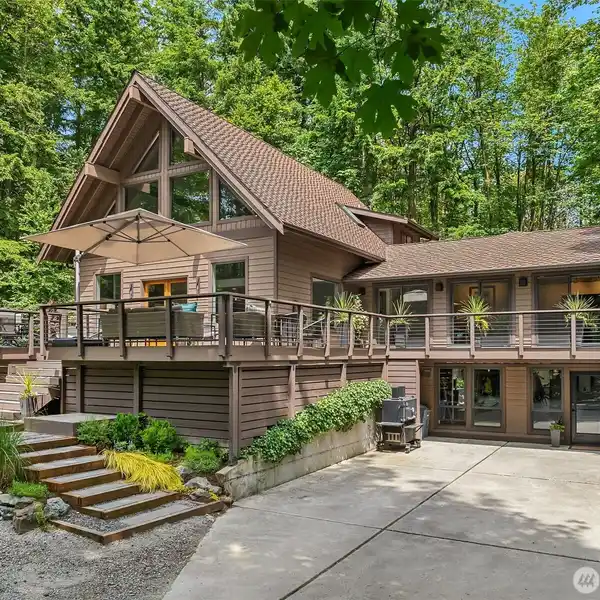 CUSTOM-BUILT ENTERTAINER'S DREAM