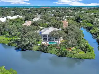 Exceptional Estate on a Waterfront Peninsula