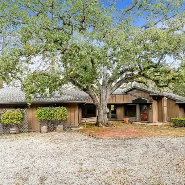 EXPANSIVE PRIVATE ESTATE WITH ENDLESS DESIGN POTENTIAL