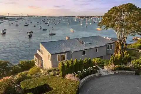 Remarkable Townhouse-Style Condo in the Beechbound Condo Association