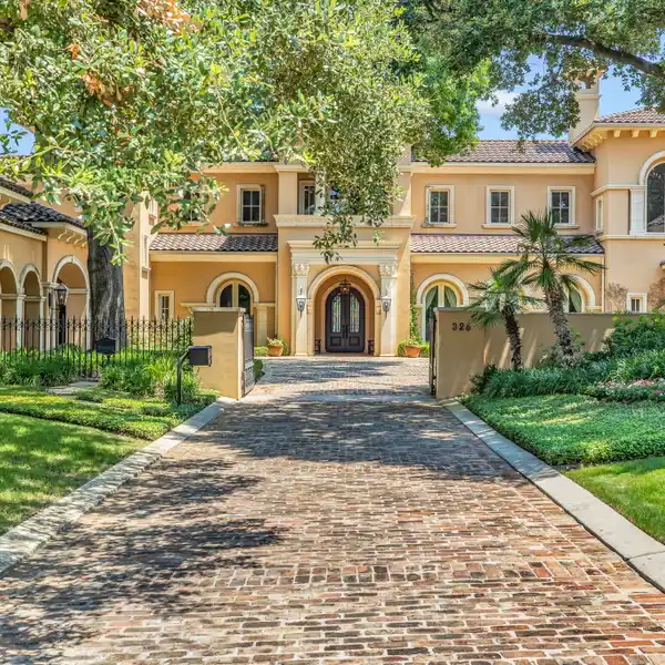 THE BEST OF LUXURY LIVING IN TERRELL HILLS